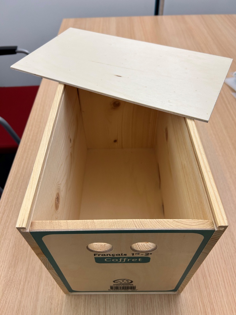 Français 1-2e, Coffret vide dans une caisse en bois